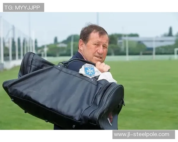 英国足球明星的酒鬼生活与传奇故事揭秘