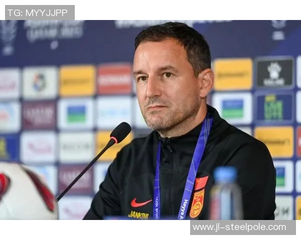 足球明星因表现不佳遭教练严厉惩罚引发媒体热议与球迷关注