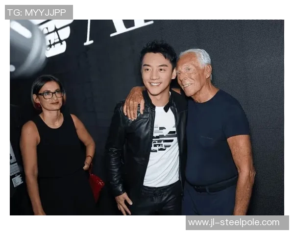 乔治与足球明星亲密合影展现友谊与激情的瞬间 乔治与足球明星亲密合影展现友谊与激情的瞬间