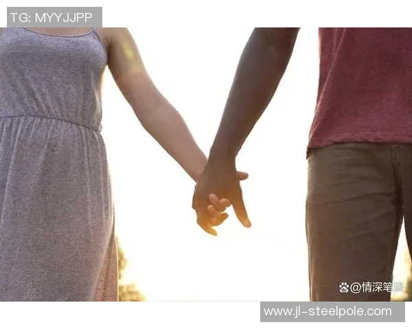 女子与足球明星的浪漫爱情故事揭示了明星背后的真实生活与情感世界